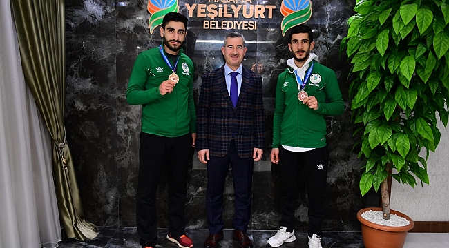 YEŞİLYURT BELEDİYESİ KICK-BOKS TAKIMI SPORCULARI ÜÇTE ÜÇ YAPIP, ÜÇ MADALYA KAZANDI