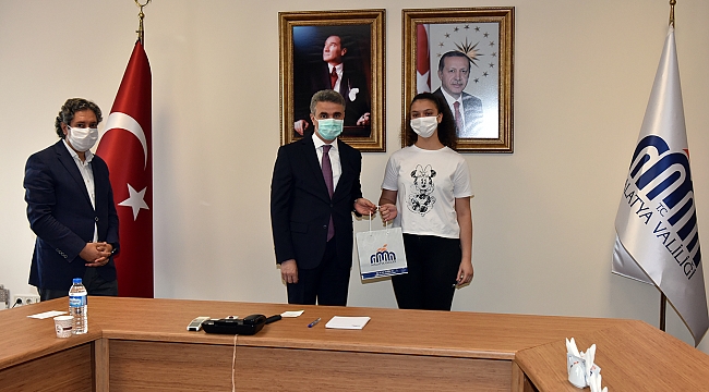 Vali Baruş LGS'den Tam Puan Alan Öğrencileri Ödüllendirdi