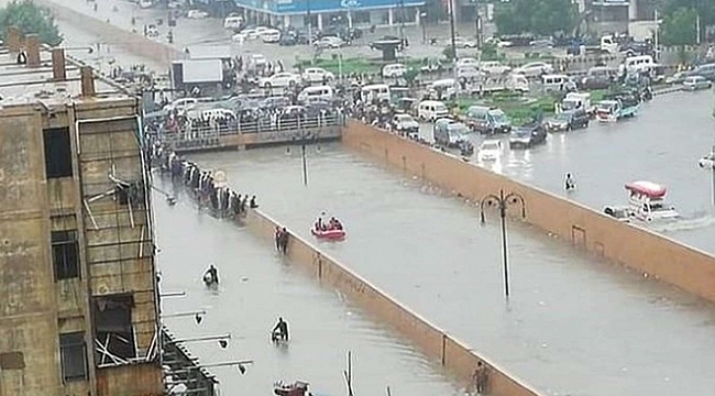 Başbakan İmran, Muson yağmuru ortasındaki "Karaçi halkını terk etmeme" yeminini yineledi