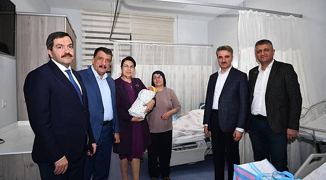 Malatya’da 2020 yılının ilk bebeği Azra oldu